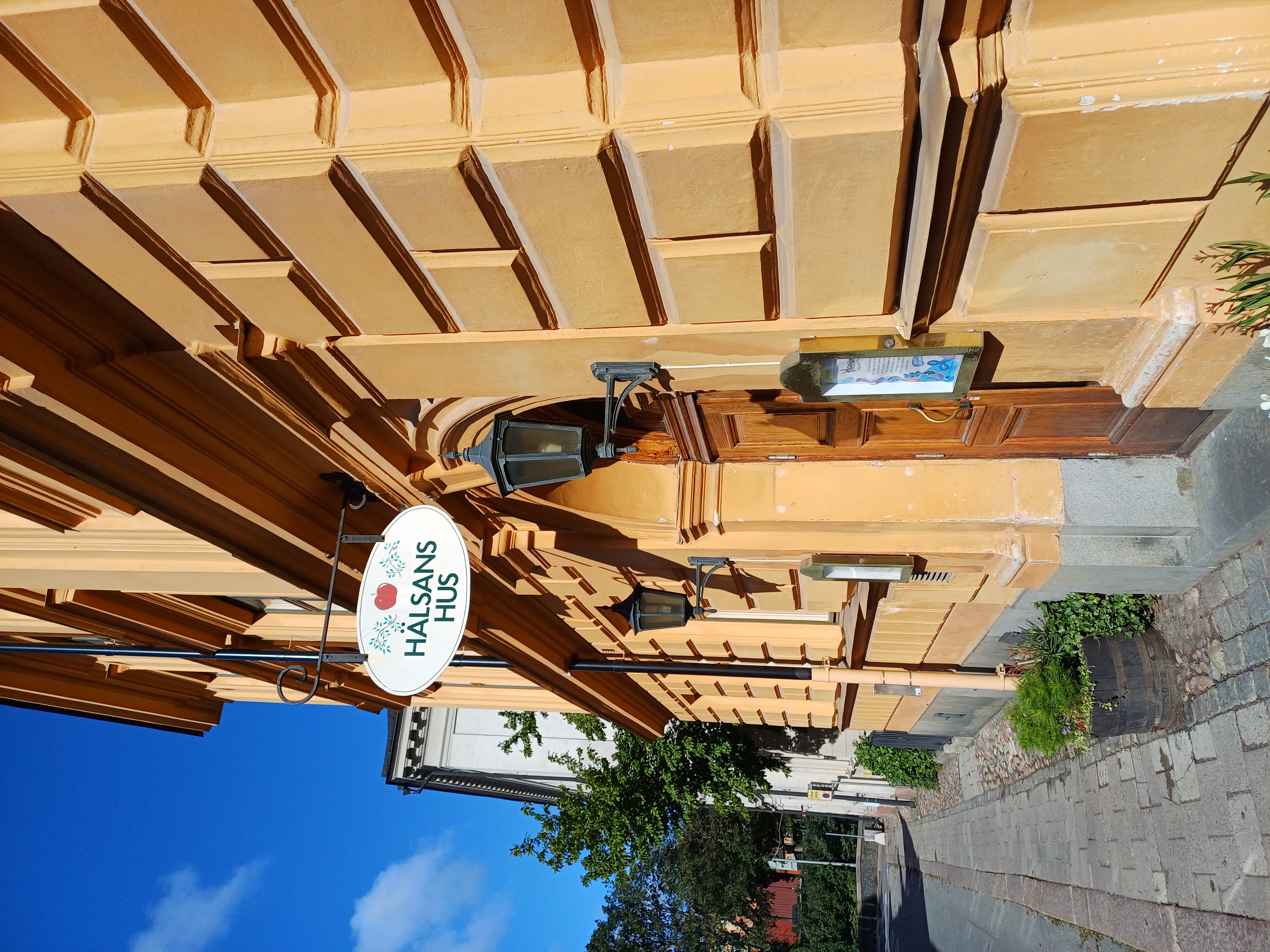 Hälsan Husin sisäänkäynti.